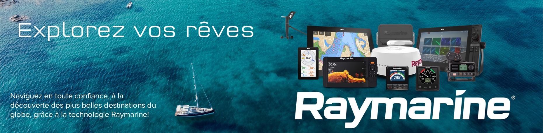 Vue aérienne d’un voilier naviguant sur une mer turquoise avec des équipements Raymarine en surimpression et le slogan “Explorez vos rêves”.