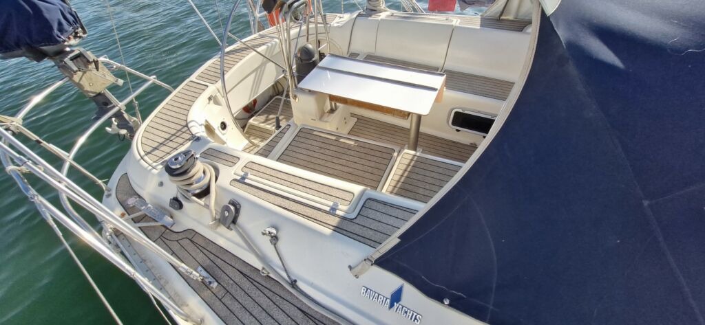 bavaria_44_cockpit