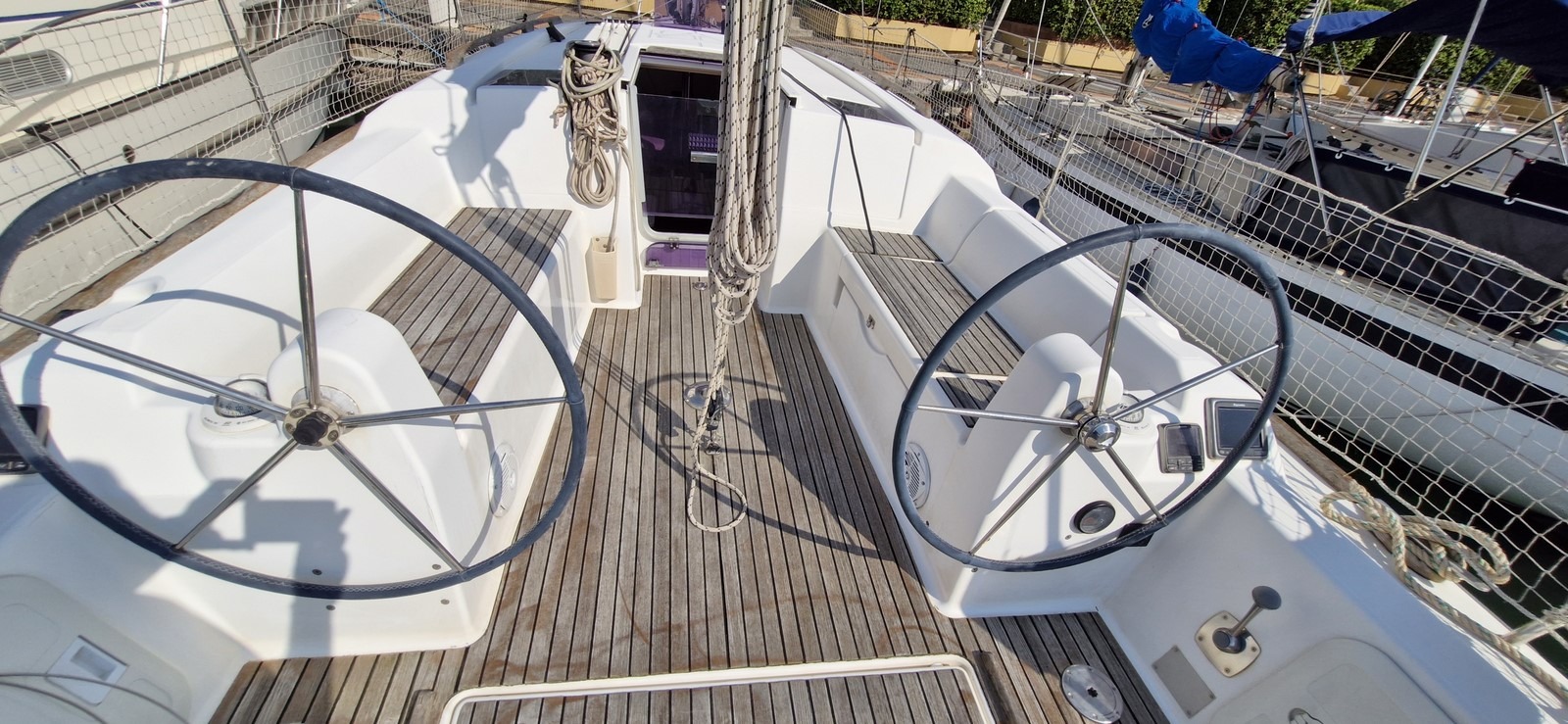 dufour_310_cockpit