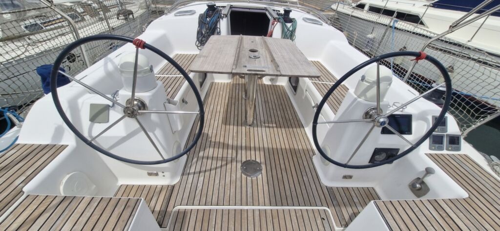 dufour_375_cockpit