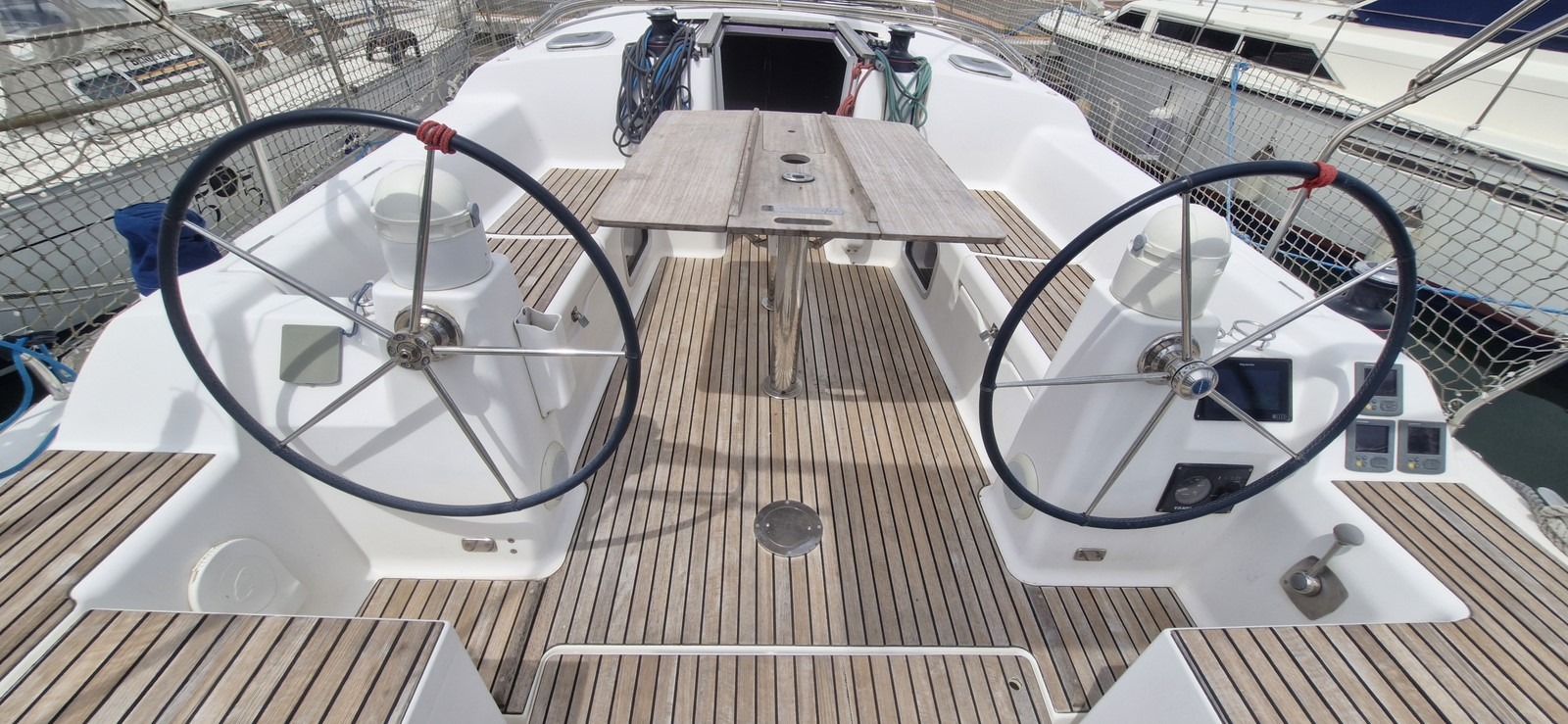 dufour_375_cockpit