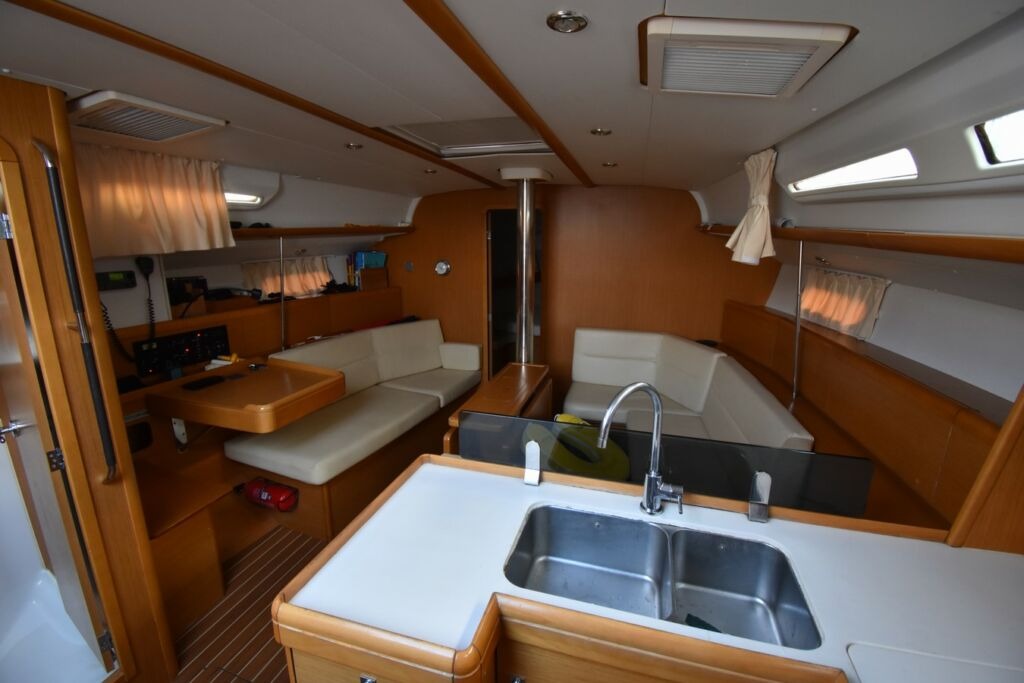 sun_odyssey_42_i_interieur