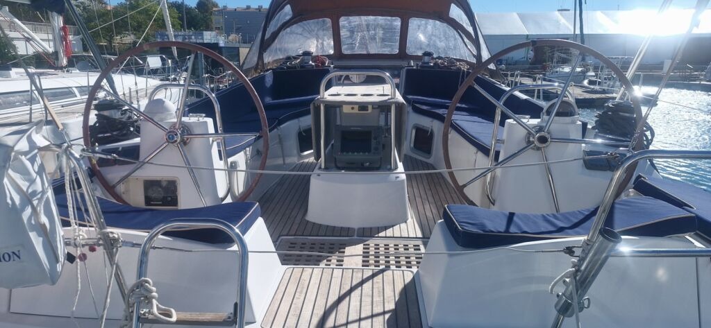 sun_odyssey_45_ds_cockpit